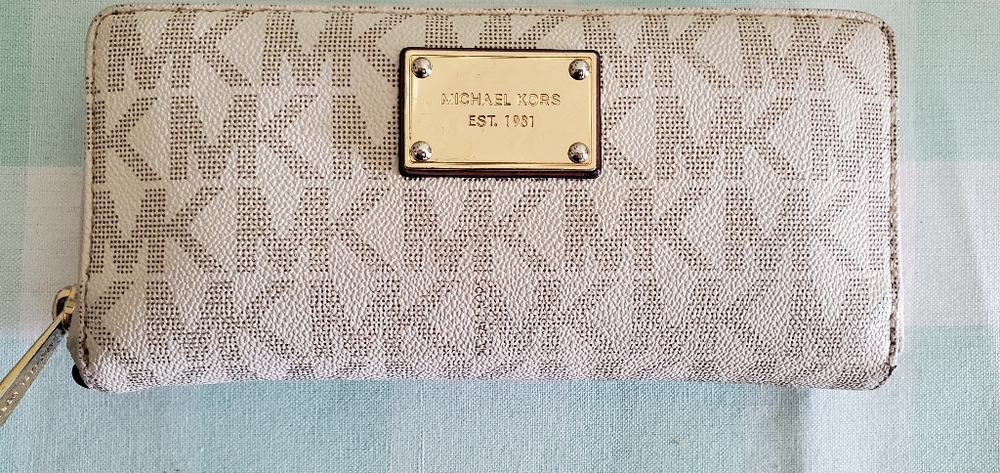 Michael Kors Signautre Print Logo Zip Wallet